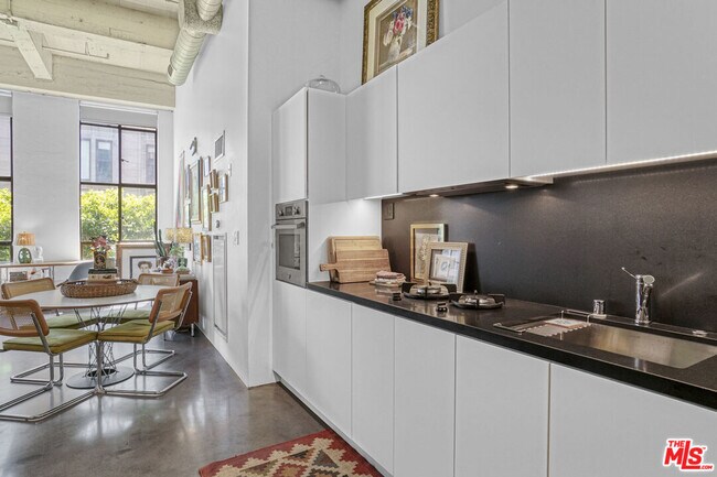 Building Photo - 849 S Broadway
