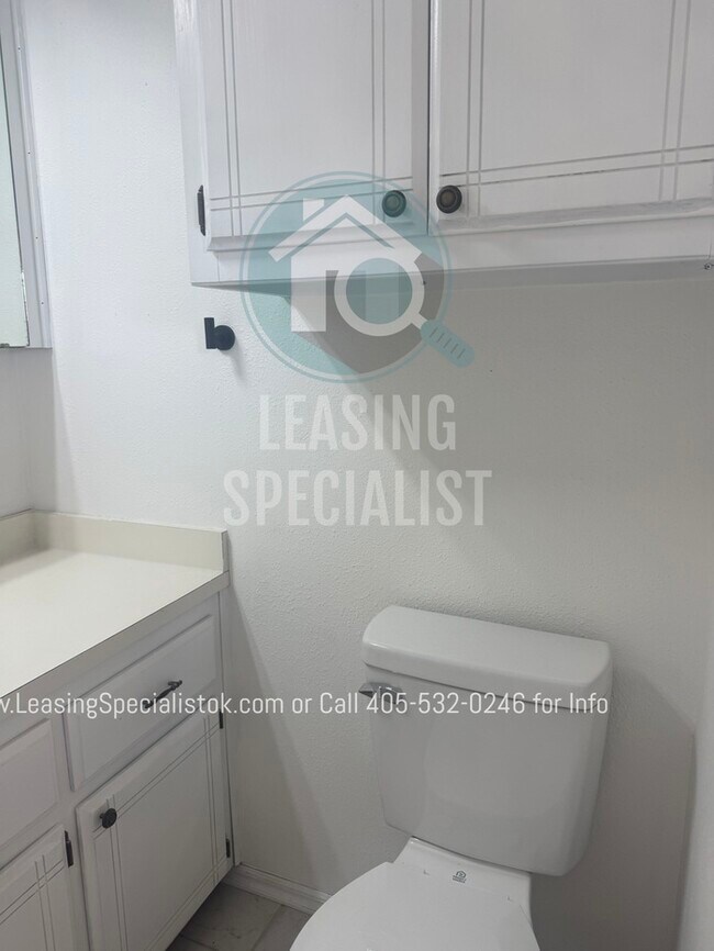 Building Photo - West Norman 2 Bed 1.5 Bath Townhouse Available for Your Immediate Move!