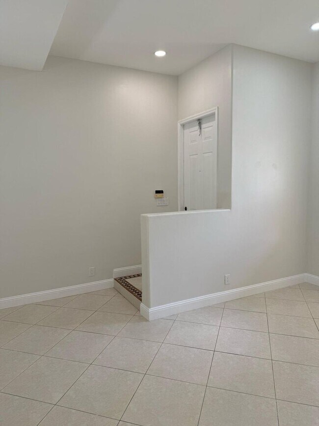 Building Photo - 5076 SW 38th Way