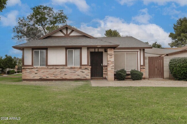 Primary Photo - 5135 E Evergreen St