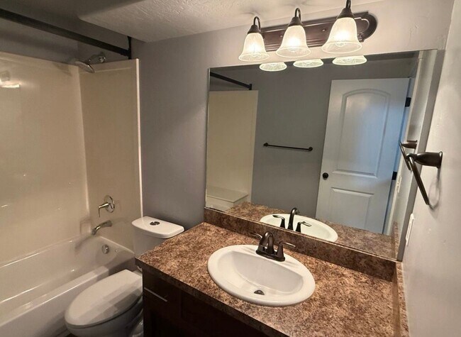 Building Photo - 7081 Hollow View Ct