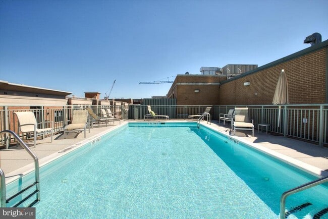 Primary Photo - 2425 L St NW