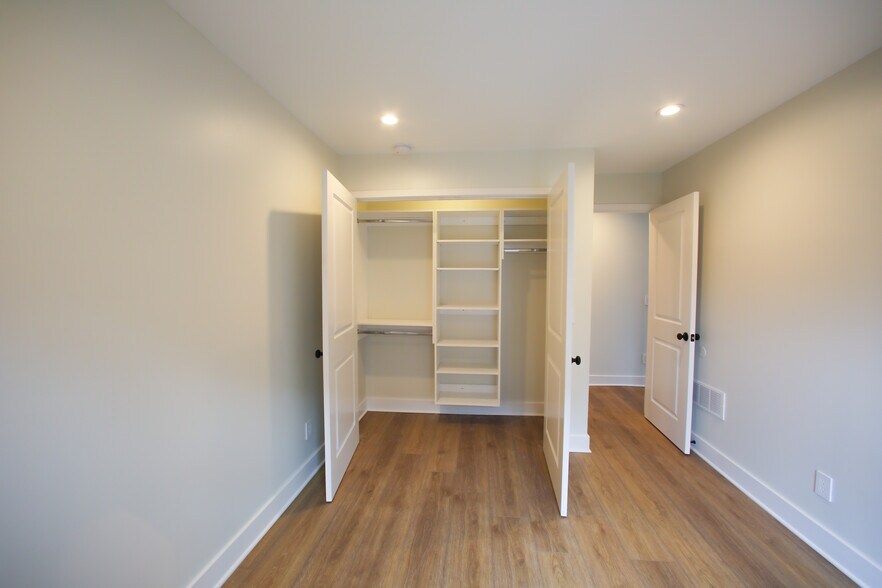 Building Photo - 249 E Blenkner St