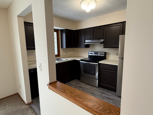 Building Photo - 2528 Birchview Ln