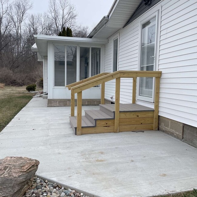 Building Photo - 2224 Oakwood Dr