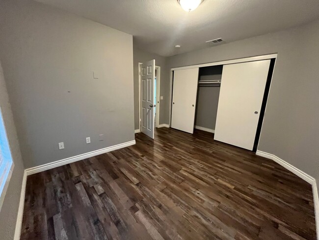 Building Photo - 3 Bedroom 2 Bath home in Victorville .. Ap...