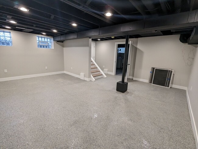 Building Photo - Updated Home in Pleasant Ridge