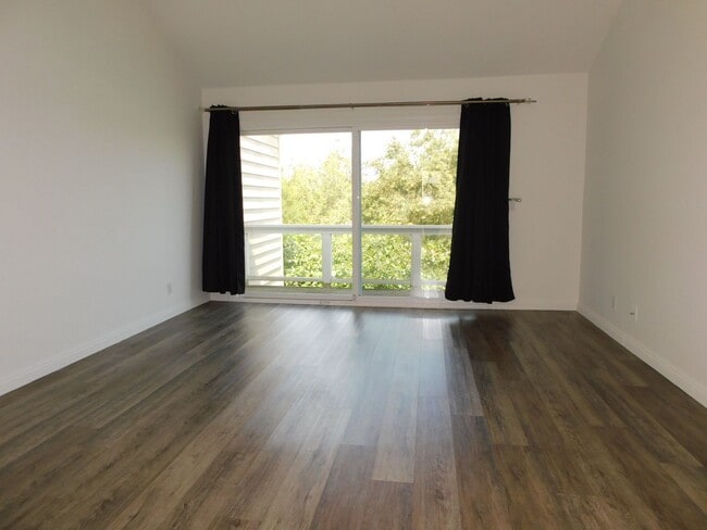 Building Photo - Gated Lake community 2 bed, 2.5 bath home.