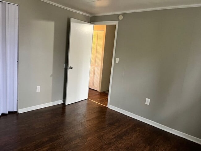 Building Photo - Adorable 3 Bedroom Home