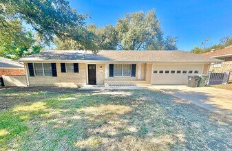 Building Photo - AVAAILABLE NOW !!