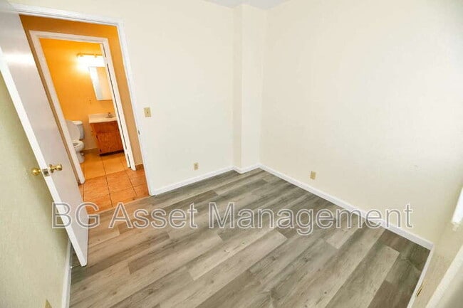 Building Photo - 1426 48th Ave