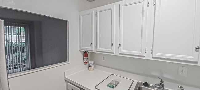 Building Photo - Sunlit 2 Bed 1 Bath, 3 Level Townhome in S...