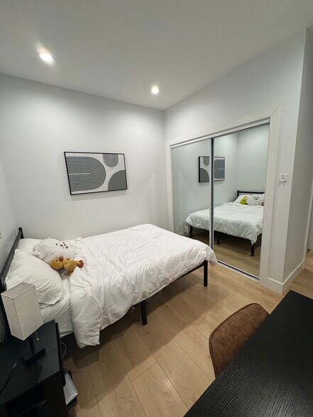 Private Room - 1736 Kelton Ave