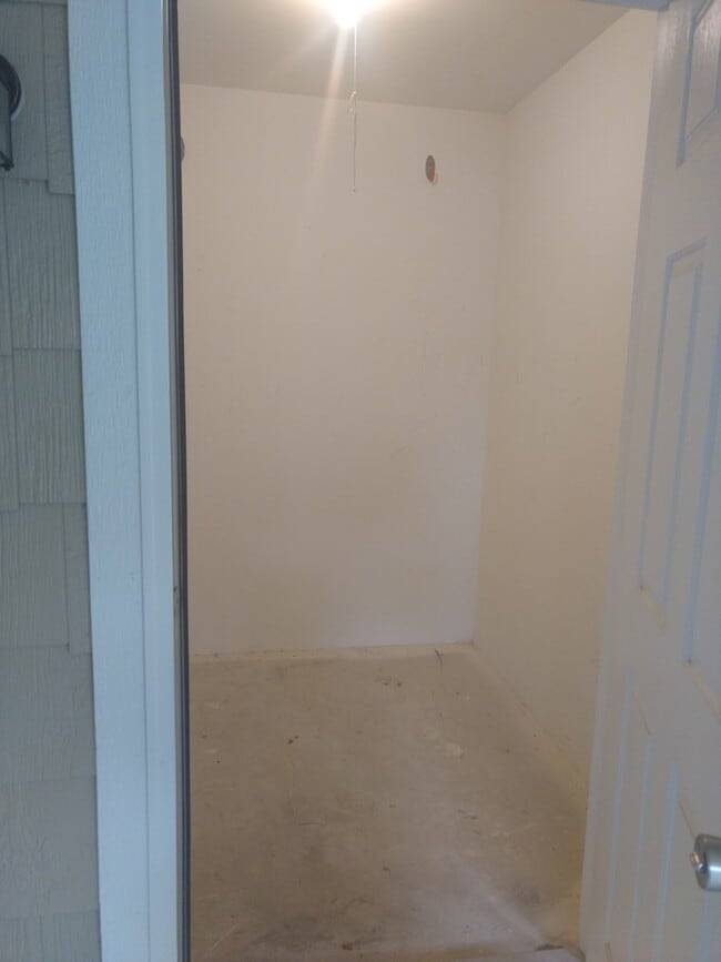 Building Photo - Inviting 2 Bedroom 2 Bath Top Floor Condo - Available August 10!