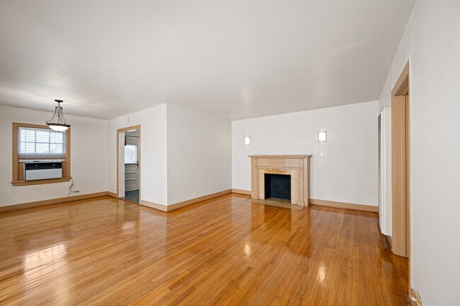 Building Photo - 1806 Banks St