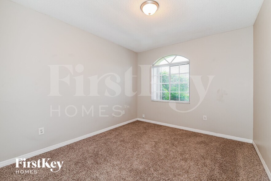 Building Photo - 10901 SW 161st Pl