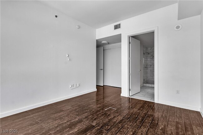 Building Photo - 4471 Dean Martin Dr