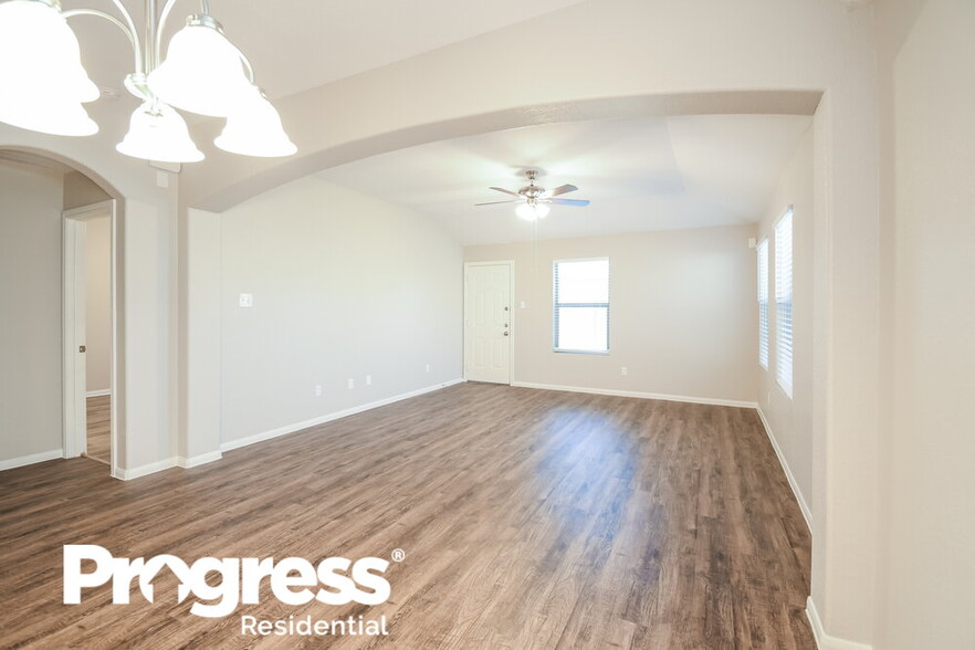 Building Photo - 135 Tonkawa Canyon Dr
