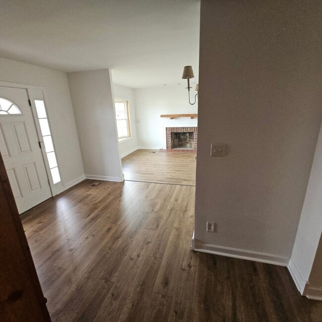 Building Photo - Elegant 5-Bedroom, 4-Bath Home with Expansive Living Spaces