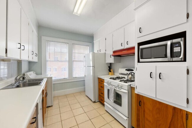 Building Photo - 536 Hawthorne Ln