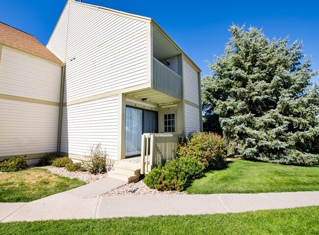 Building Photo - Conveniently Located Racquet Club Condo