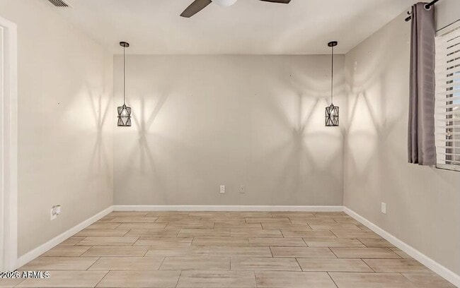 Building Photo - 2112 E Robin Ln