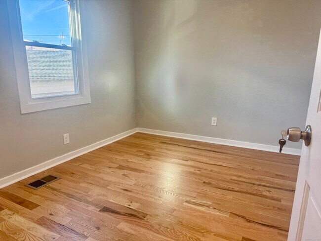 Building Photo - 109 Churchill St