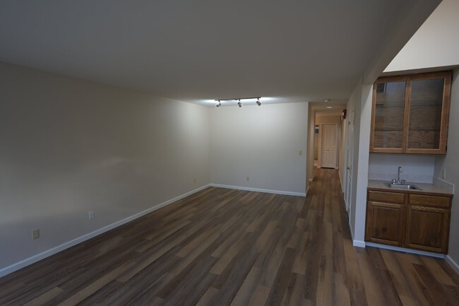 Building Photo - 2 bed 2.5 bath condo in the heart of Sequim!