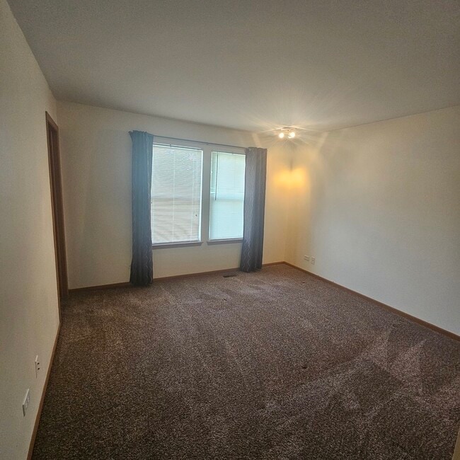 Building Photo - 1105 Village Center Pkwy