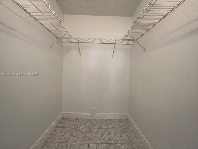 Building Photo - 842 NE 209th St