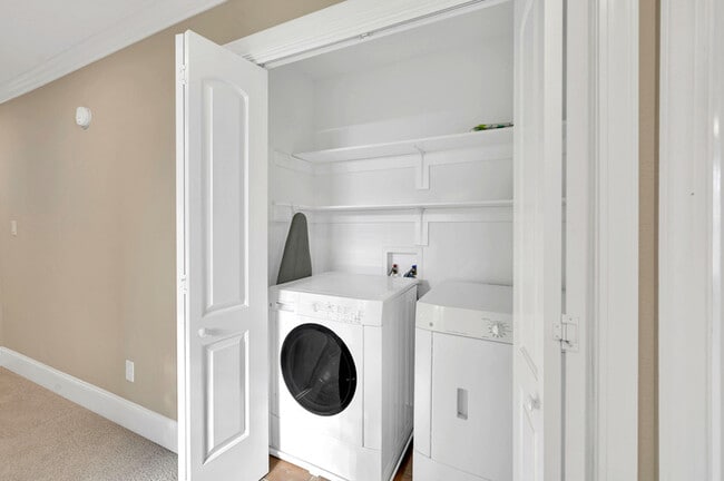 Building Photo - 2401 Dovedale Ct