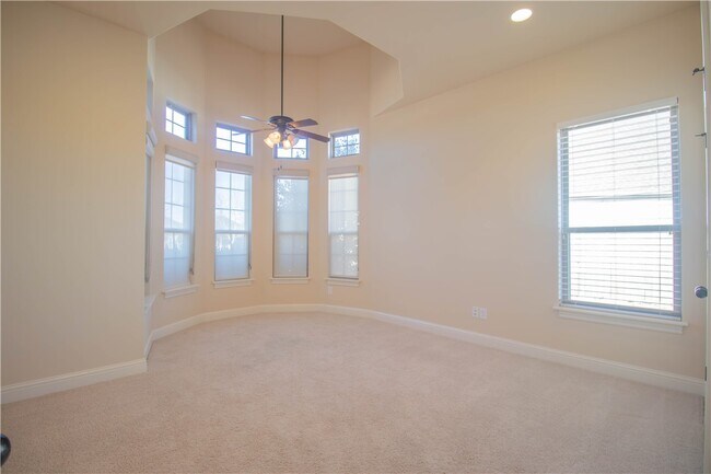 Building Photo - 5503 SW Lavender Ln