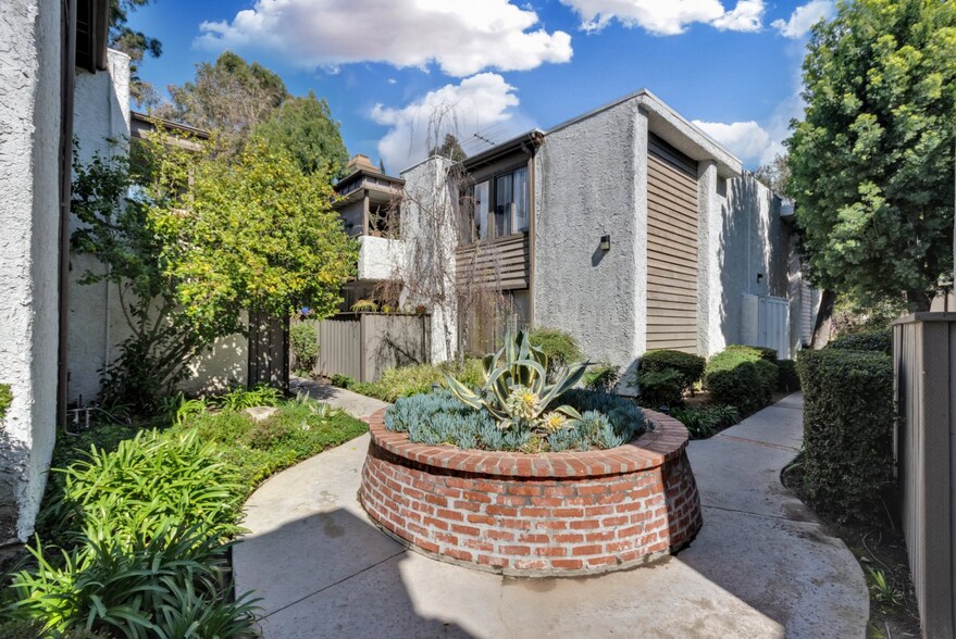 Building Photo - 15511 Sherman Way