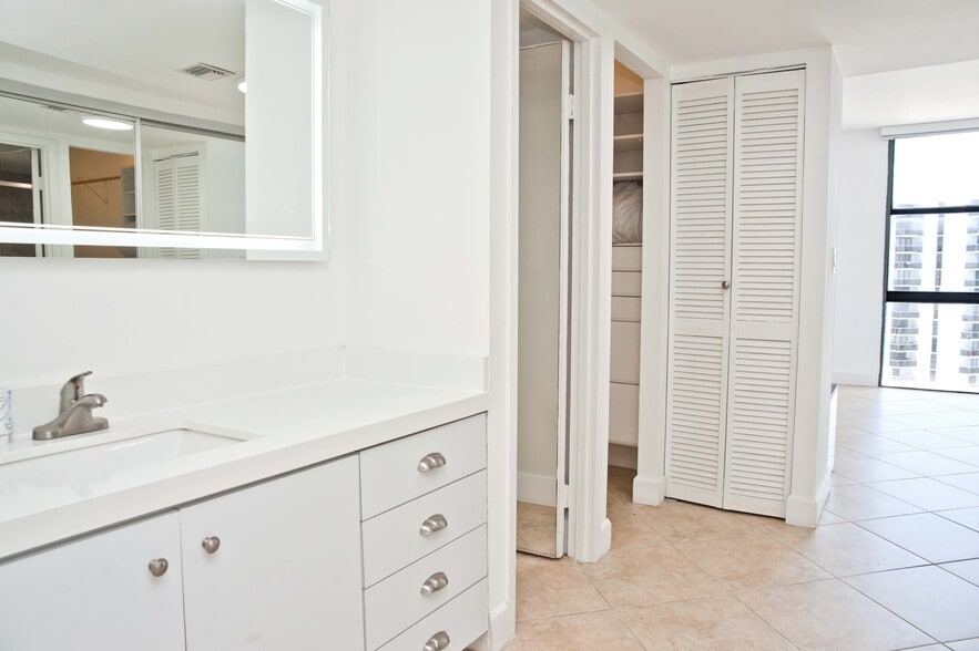 Building Photo - 3675 N Country Club Dr
