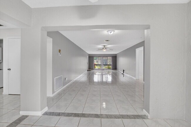 Building Photo - "Spacious 2-Bed, 2-Bath Boynton Beach Gem with Modern Granite Elegance – 1400 Sq Ft!"