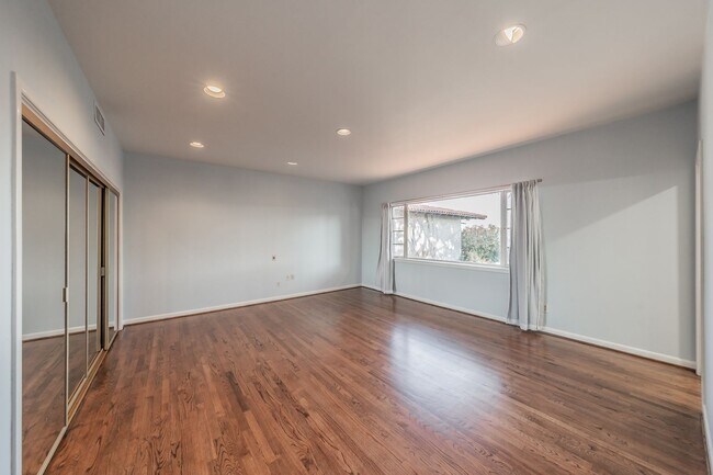 Building Photo - 2-bedroom, 2-bath condo located in the highly desirable Ridglea North neighborhood.