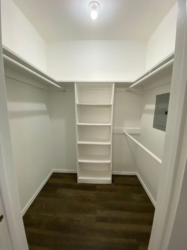 Building Photo - Large 1 BED 1 BATH