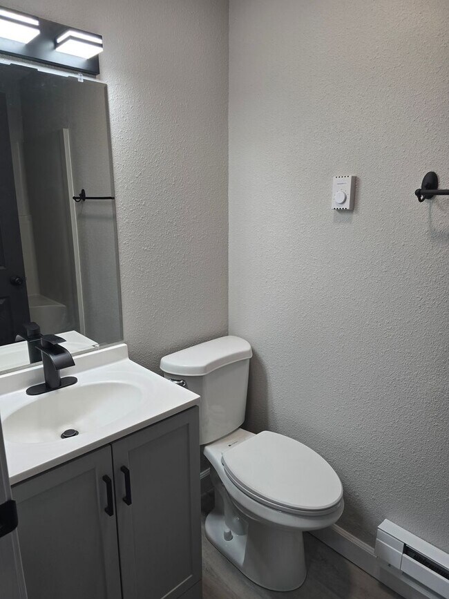 Building Photo - 1 Bedroom 1 Bathroom Apartment in the heart of Osage Beach!!