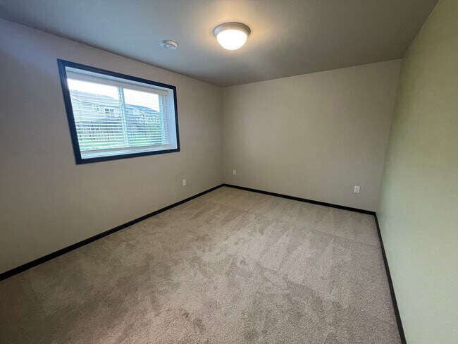 Building Photo - Spacious 4 Bed, 3 Bath Home in West Fargo