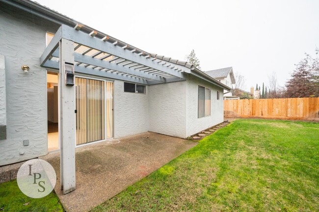 Building Photo - 2188 E Pinedale Ave