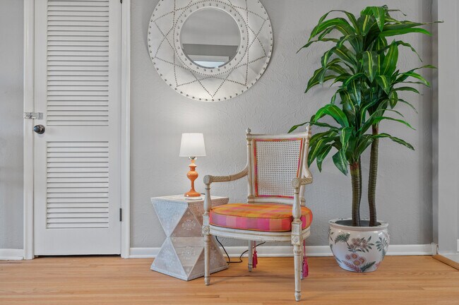 Building Photo - 248 Ruth St N