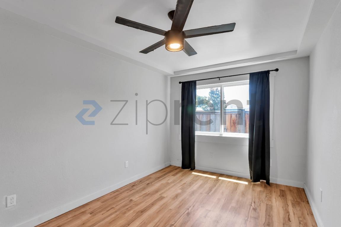 Building Photo - Unit N/a