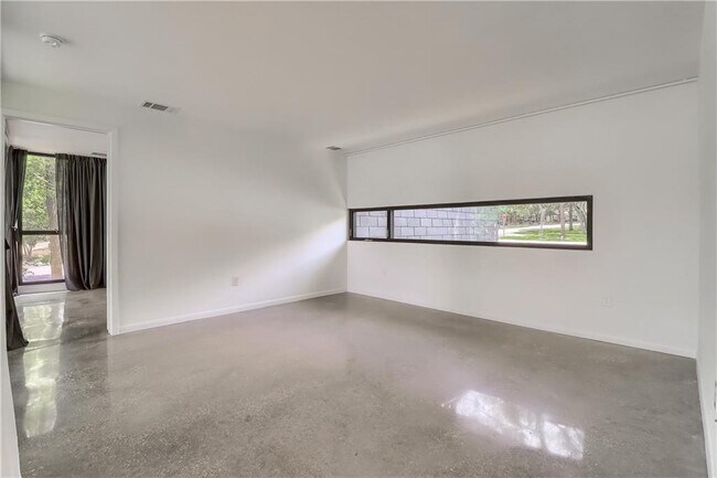 Building Photo - 9400 Shady Oaks Dr