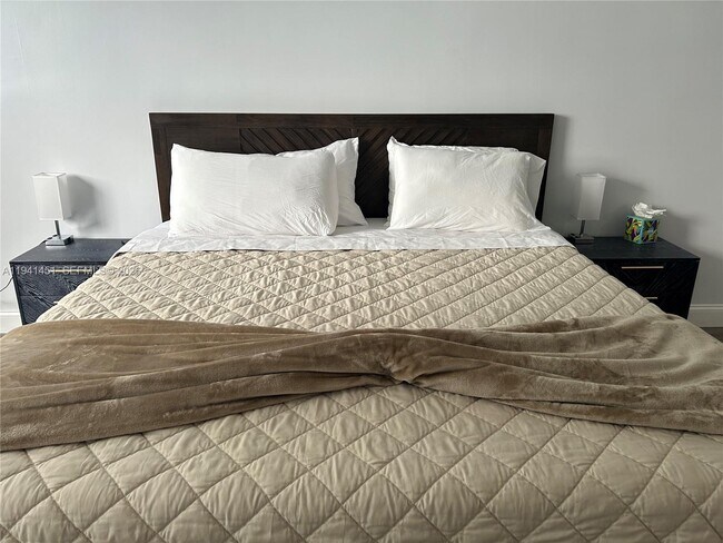 Building Photo - 4001 S Ocean Dr