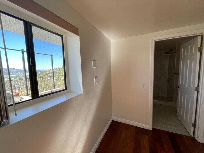 Building Photo - Gorgeous 5 Bed House - Amazing View!