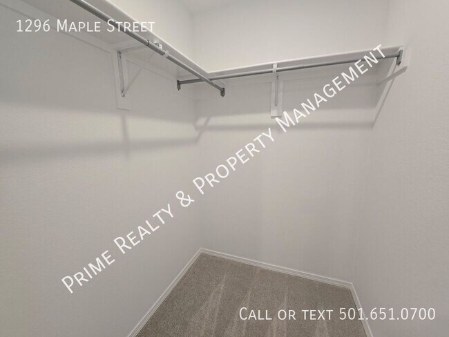 Building Photo - 1296 Maple St