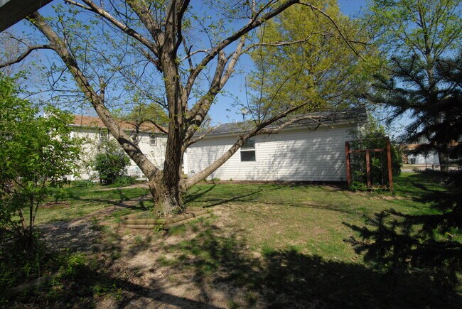 Building Photo - 10 Jenny Lind Dr