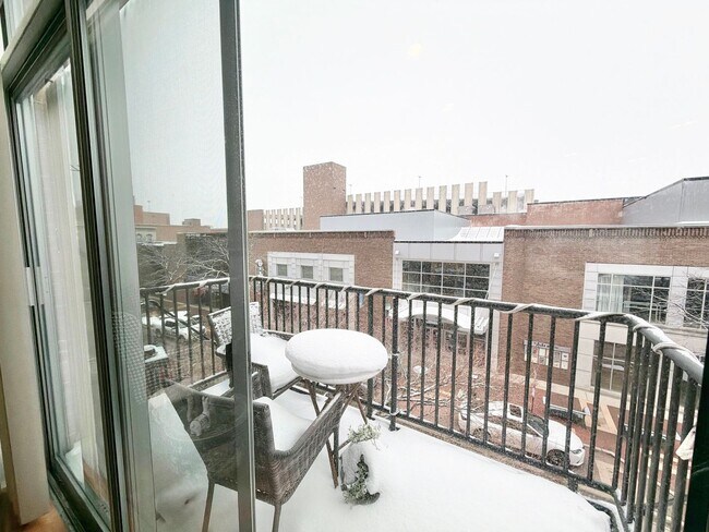 Building Photo - 2 Bedroom, 2 Bathroom