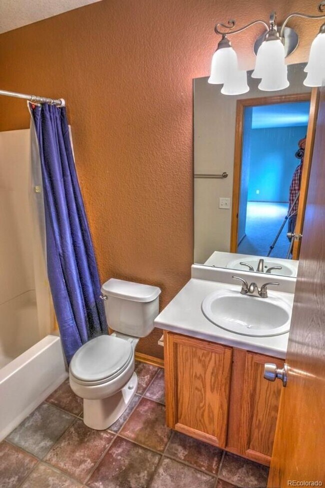 Building Photo - Spacious 3 bedroom home in the heart of Mo...