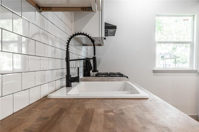 Building Photo - Beautifully remodeled single family home, ...